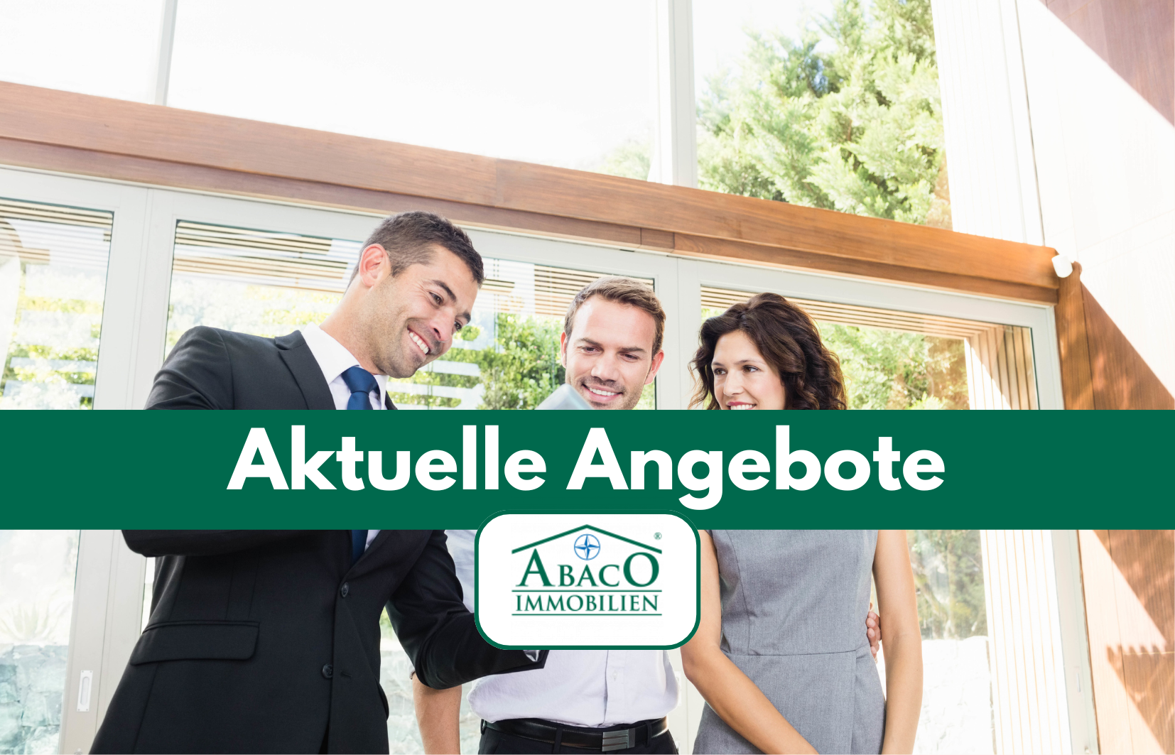 Harald Heske / Abaco Immobilien Heske Immobilienrente Rentnerpaar steht im Park freut sich